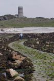 widok z wyspy Lihou na umocnienia wyspy Guernsey, Channel Island, Kanał La Manche,przejście między wyspami w czasie odpływu - odsłonieta droga w czasie odpływu