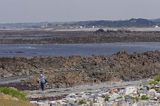 wyspa Lihou koło wyspy Guernsey, Channel Island, Kanał La Manche, przejście w czasie odpływu, widok na Guernsey