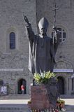 Limanowa, pomnik Papieża Jana Pawła II przed bazyliką Matki Boskiej Bolesnej