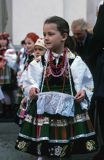 rezurekcja w Łowiczu, Niedziela Wielkanocna, sypanie kwiatków przez bielanki w czasie procesji