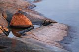 Kamienne wybrzeże wyspy Luro na jeziorze Vanern, Wener, Szwecja