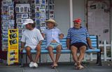 Trzech panów na ławeczce W Terre de Haut na Les Saintes, Małe Antyle, Karaiby