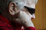 Zasłuchana niewidoma kobieta, 80 lat