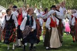 Zespół folklorystyczny z Berg tańczący w śwęto Midsommar, Berg, Kanał Gota, Szwecja