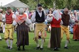 Zespół folklorystyczny z Berg tańczący w śwęto Midsommar, Berg, Kanał Gota, Szwecja