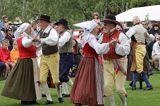Zespół folklorystyczny z Berg tańczący w śwęto Midsommar, Berg, Kanał Gota, Szwecja