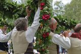 Zespół folklorystyczny z Berg podnoszący słup w śwęto Midsommar, Berg, Kanał Gota, Szwecja