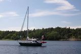 motorsailer na kotwicy przy Munko, szkiery koło Sztokholmu, Szwecja Munko, Stockholm skierries, Stockholm Archipelago, Sweden