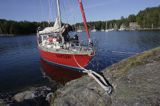 cumowanie do wbitego haka w zatoce Napoleonviken na wyspie Agno, Szkiery Szwedzkie, Archipelag Sztokholmski, Szwecja