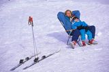 narciarze leżak i opalanie