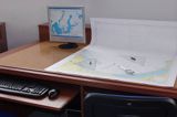 Narodowe centrum żeglarstwa Górki Zachodnie, pracownia nawigacyjno-meteorologiczna, mapa morska, przyrzady nawigacyjne, ekierka, cyrkiel, mapa elektroniczna na komputerze, stanowisko do nauki nawigacji morskiej