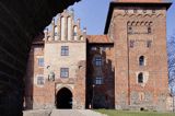 Nidzica, gotycki zamek krzyżacki z XIV wieku, rozbudowany w XV wieku, zniszczony w 1945, po wojnie odbudowany