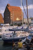 Niemcy Stralsund spichlerz-restauracja widok z portu jachtowego