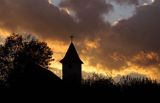 zachód słońca za wieżą nowego kościoła w Niewistce, Pogórze Dynowskie