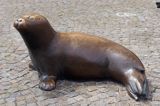 pomnik foki w Norderney na wyspie Norderney, Wyspy Wschodnio-Fryzyjskie, Waddenzee, Niemcy, Morze Wattowe