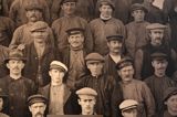 zdjęcie pracowników tartaku w muzeum, na wyspie muzeum Norrbyskar, były największy tartak Europy, Szwecja, Zatoka Botnicka