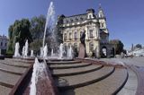 Nowy Sącz, Ratusz, pomnik Jana Pawła II i fontanna na Rynku