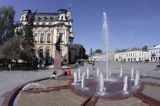 Nowy Sącz, Ratusz, pomnik Jana Pawła II i fontanna na Rynku