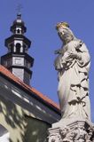 Nowy Sącz, Matka Boża z Dzieciątkiem - figura na dziedzińcu przy kościele św. Ducha