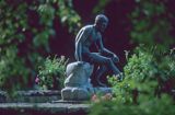rzeźba ogrodowa - zamyślony młodzieniec - w Solliden Park na Olandii, Oland, Szwecja