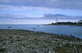 kamienista plaża na północnym wybrzeżu Olandii, latarnia morska Eryka Lange, Wyspa Oland, Szwecja
