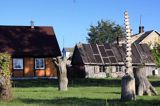 domy i rzeźby w Pavilosta, Łotwa in Pavilosta village, Latvia