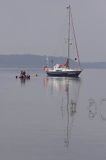 pontonem do brzegu z jachtu Gladiator w cieśninie Peene, Niemcy, postój na kotwicy