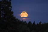 Pełnia Księżyca, jezioro Vattern, Hjortholmarna, Szwecja