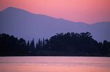 zachód słońca za górami Peloponezu, widok z wyspy Poros, Grecja