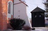 Piaseczno, zabytkowy kościół św. Anny i drewniana dzwonnica