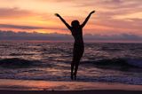 dziewczyna na piaszczystej plaży nad Bałtykiem a girl, sandy beach, Baltic Sea