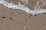 serce na piasku, plaża, wakacyjna miłość