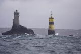 w cieśninie Raz de Sein, Pointe du Raz, Przylądek Raz, Bretania, Francja, latarnia morska