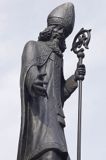 Rabka, pomnik św. Mikołaja Biskupa przed zabytkowym budynkiem Dworca PKP