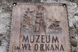 Rabka, Muzeum Władysława Orkana w zabytkowym drewnianym kościele pw św. Marii Magdaleny, tablica