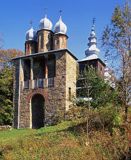 Radoszyce, dzwonnica i zabytkowa drewniana cerkiew z 1868 roku, Bieszczady, Beskid Niski