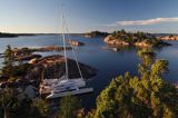 katamaran przy Ragholmen w archipelagu Laxvarp, Archipelag Gryt, szwedzkie szkiery, Szwecja