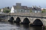kamienny most w Roosky, rzeka Shannon, rejon Górnej Shannon, Irlandia