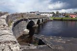 kamienny most w Roosky, rzeka Shannon, rejon Górnej Shannon, Irlandia