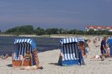 plaża i kosze plazowe w Glowe na wyspie Rugia, Niemcy,