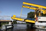 Rybina, żółty most na Szkarpawie