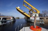 Vistula Cruiser 30 na Szkarpawie, podnoszony Most żółty na Szkarpawie w Rybinie, Żuławy Wiślane