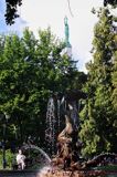 Ryga, fontanna w parku i pomnik Wolności, Łotwa