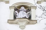 Sanok, Kościół Przemienienia Pańskiego, Fara, rzeźba na frontonie kościoła
