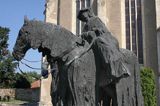 Sarospatak, rzeźba pary królewskiej koło kościoła katolickiego, Węgry