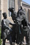 Sarospatak, rzeźba pary królewskiej koło kościoła katolickiego, Węgry