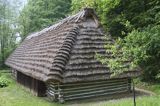 Sanok, skansen, chata bojkowska kryta strzechą