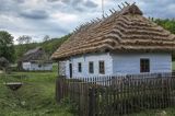 Sanok, skansen, chaty kryte strzechą