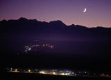 Noc na Spiszu, widok na Tatry i wieś Rzepiska