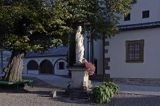 Stary Sącz, Sanktuarium św. Kingi, klasztor Klarysek, figura św. Kingi na Dziedzińcu